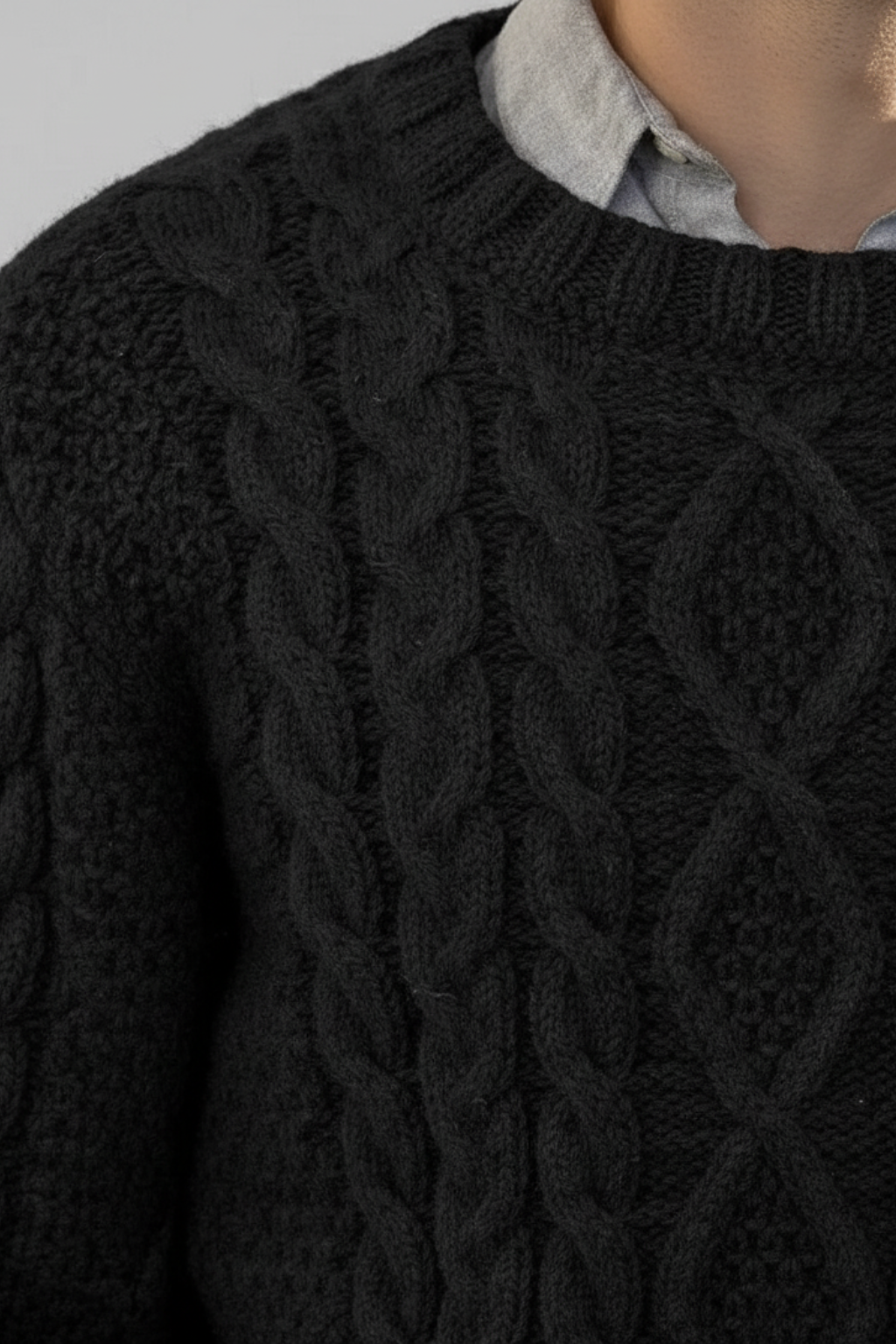 Men’s Oversized Chunky Cable Knit Sweater - Substantial Texture and Cold-Weather Warmth
